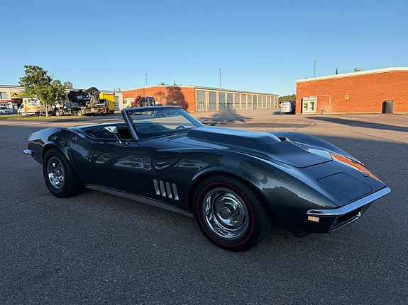 Chevrolet Corvette 3 of 5