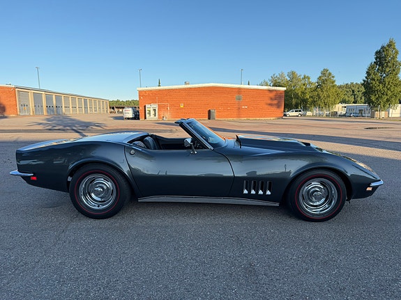 Chevrolet Corvette 4 of 5
