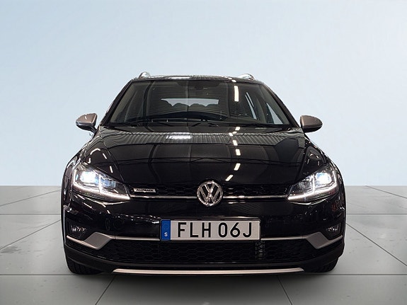 Volkswagen Golf Alltrack 2 of 23