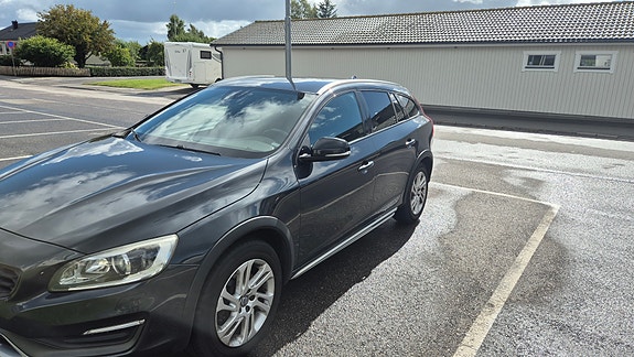 Volvo V60 Cross Country 3 of 9