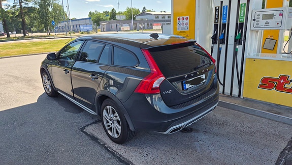 Volvo V60 Cross Country 3 of 6