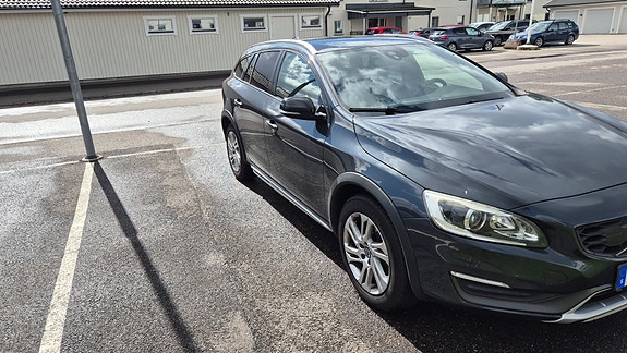 Volvo V60 Cross Country 2 of 9