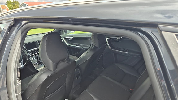 Volvo V60 Cross Country 6 of 9
