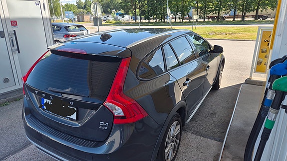 Volvo V60 Cross Country 2 of 6