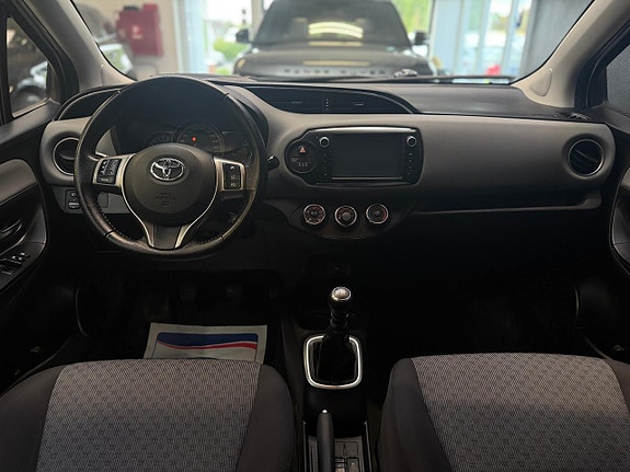 Toyota Yaris 8 of 23