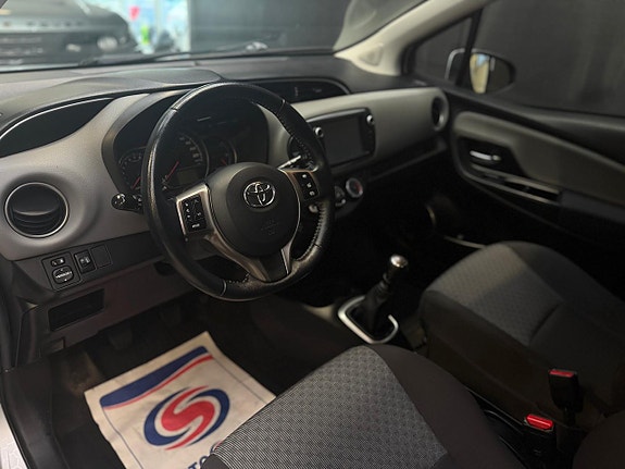 Toyota Yaris 7 of 23