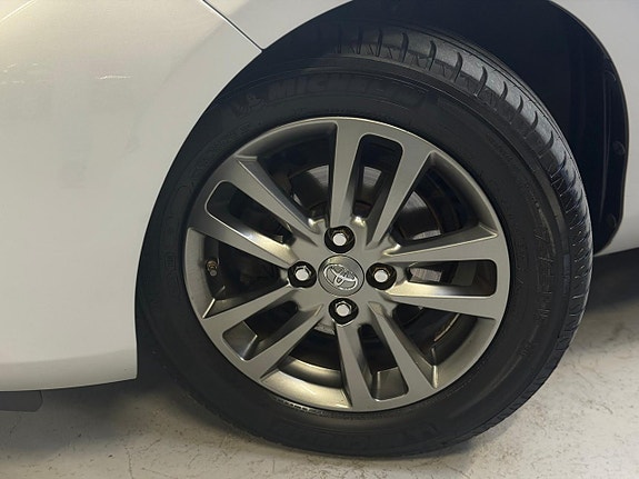 Toyota Yaris 18 of 23