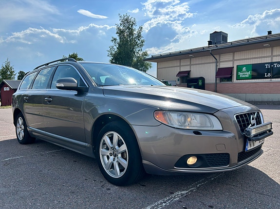 Volvo V70 2 of 5
