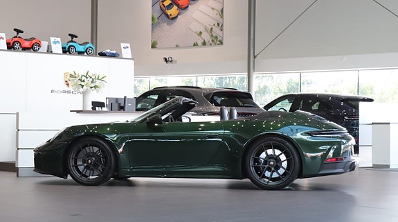 Porsche 911 4 of 5