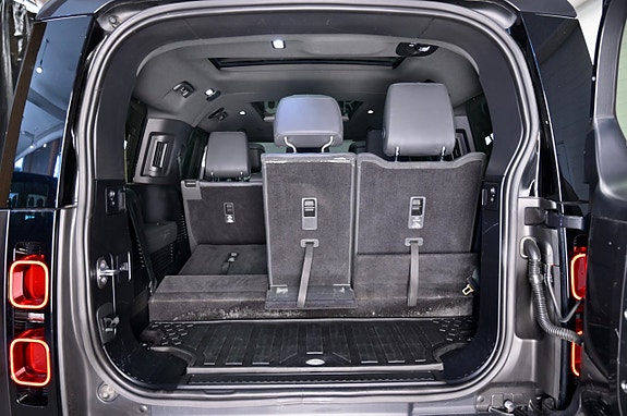 Land Rover Defender 130 11 of 30