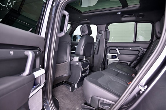 Land Rover Defender 130 14 of 30