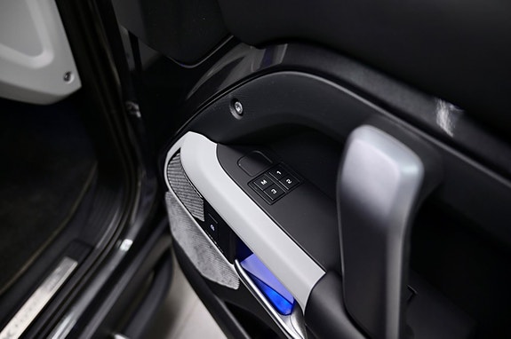 Land Rover Defender 130 21 of 30