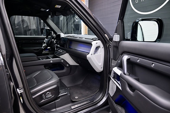 Land Rover Defender 130 19 of 30