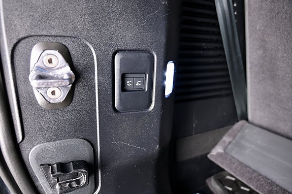 Land Rover Defender 130 13 of 30