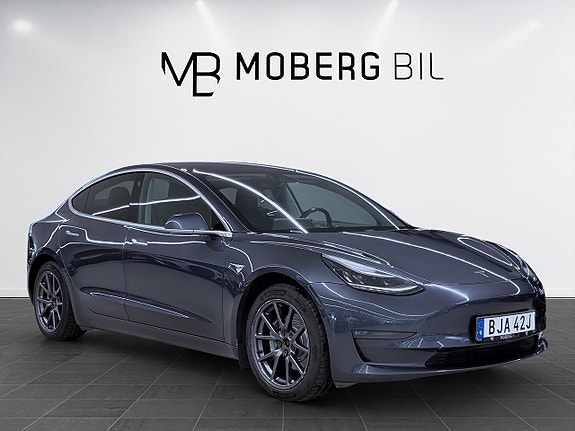 Tesla Model 3 7 of 17