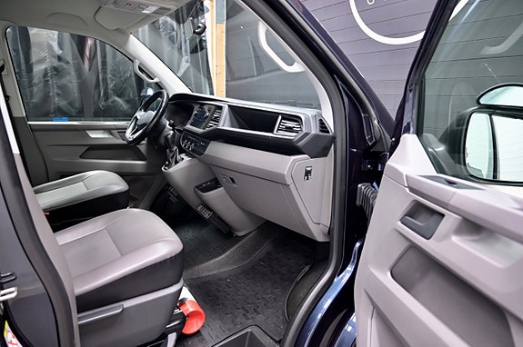 Volkswagen Caravelle 10 of 22