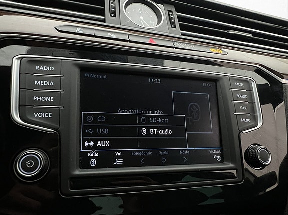 Volkswagen Passat 24 of 30