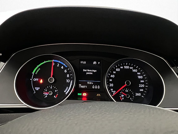 Volkswagen Passat 18 of 30