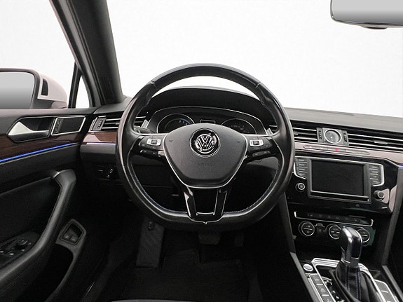 Volkswagen Passat 14 of 30
