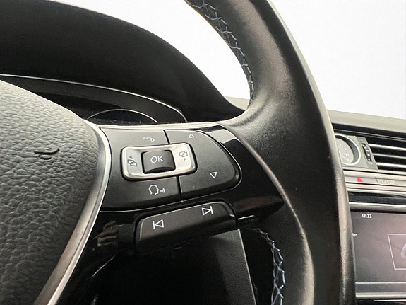 Volkswagen Passat 19 of 30