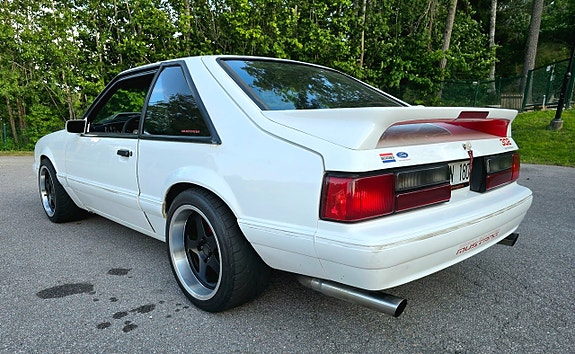 Ford Mustang 3 of 5