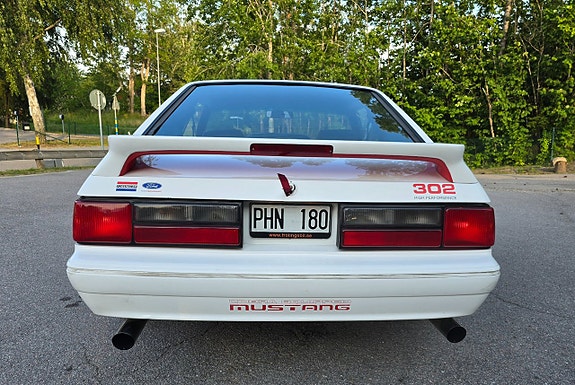 Ford Mustang 4 of 5