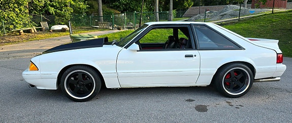 Ford Mustang 2 of 5