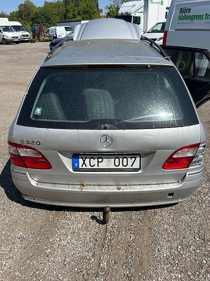 Mercedes-Benz E300 de 4 of 6
