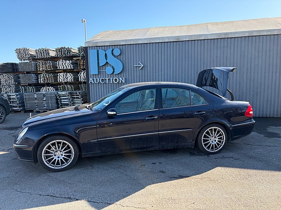 Mercedes-Benz E300 de 2 of 5