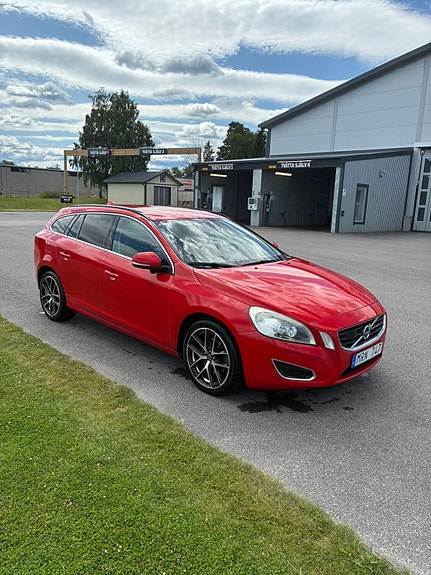 Volvo V60 2 of 5