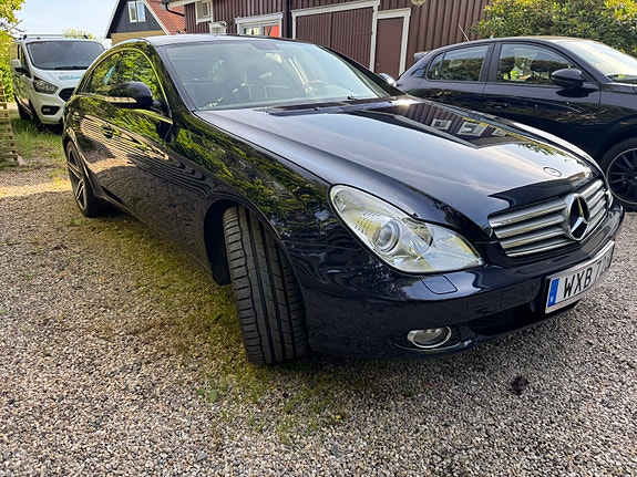 Mercedes-Benz CLS500 3 of 5