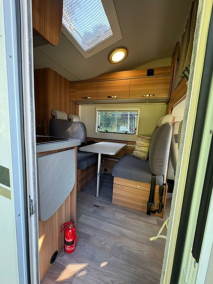 Weinsberg CaraHome med 5 registrerande åkande platser & 6 sovplatser med våningssäng bak! 3 of 5