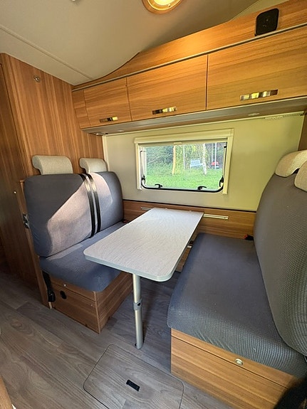 Weinsberg CaraHome med 5 registrerande åkande platser & 6 sovplatser med våningssäng bak! 4 of 5