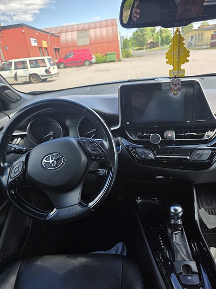 Toyota C-HR 8 of 10