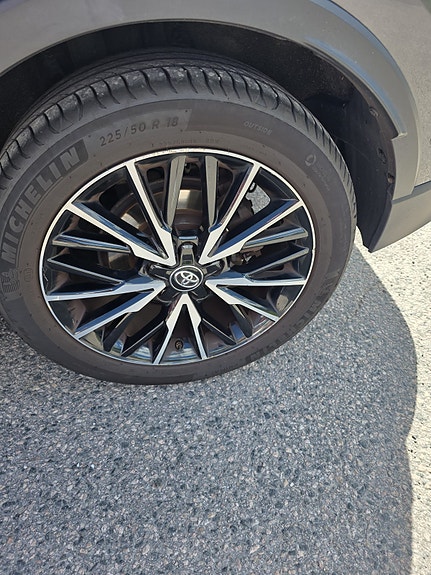 Toyota C-HR 4 of 5