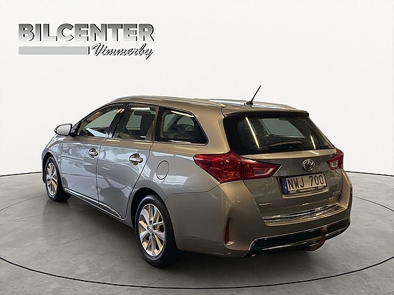 Toyota Auris 4 of 5