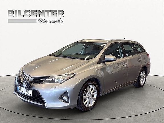 Toyota Auris 2 of 5
