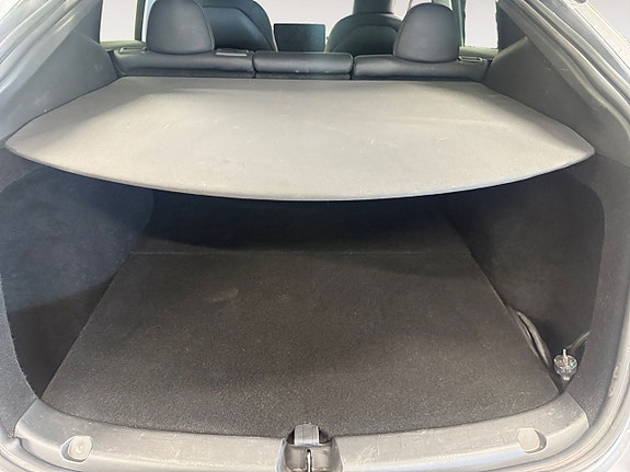 Tesla Model Y 14 of 24