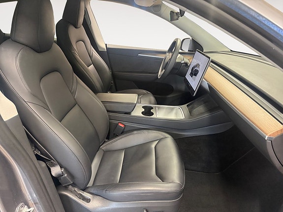 Tesla Model Y 16 of 24