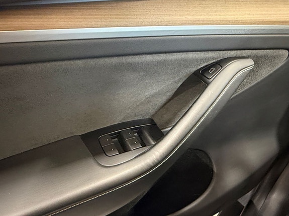 Tesla Model Y 22 of 24