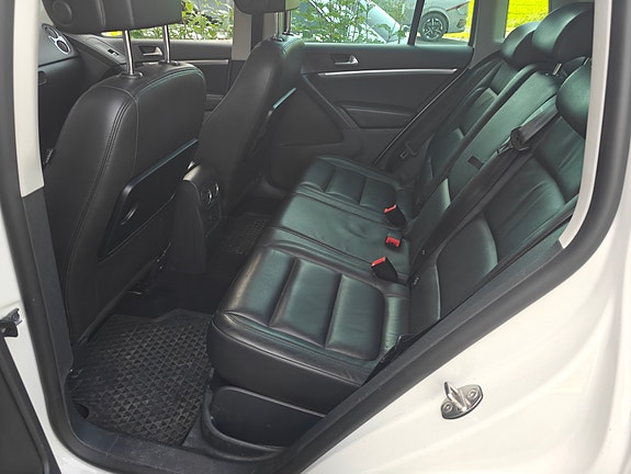 Volkswagen Tiguan 2 of 5