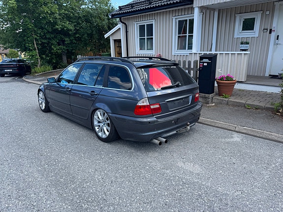 BMW 320i 2 of 14