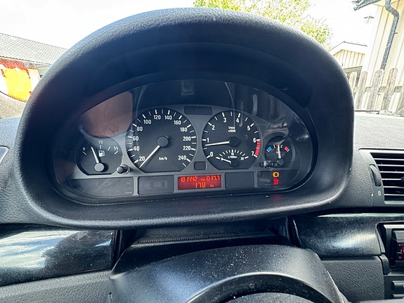 BMW 320i 9 of 14