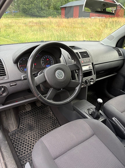 Volkswagen Polo 2 of 5