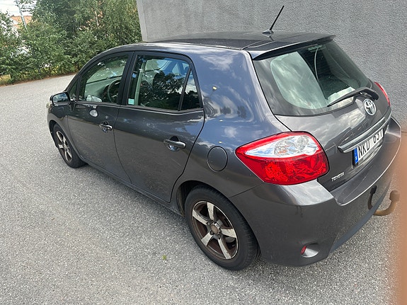Toyota Auris 7 of 13
