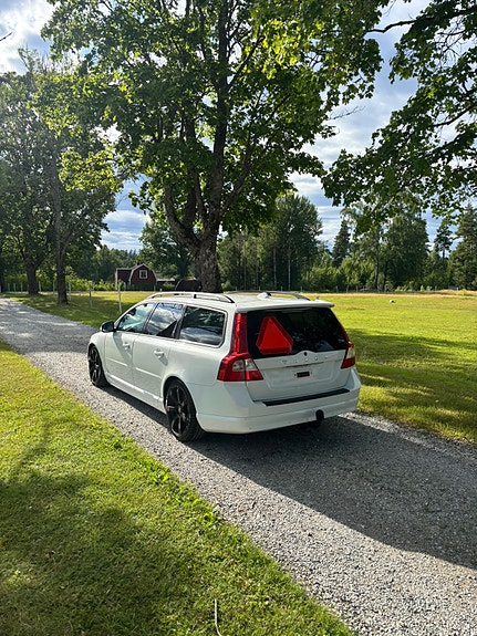 Volvo V70 2 of 6