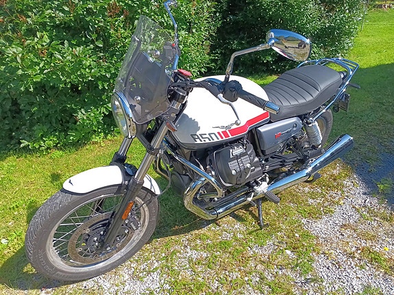 Moto Guzzi V7 850 Special 2 of 3