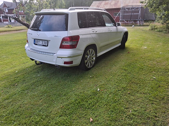 Mercedes-Benz GLK320 9 of 14
