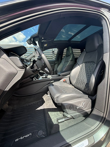 Audi e-tron 3 of 5