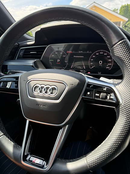 Audi e-tron 8 of 9